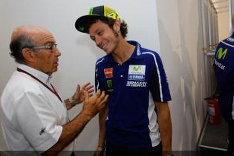 Pebalap Movistar Yamaha asal Italia Valentino Rossi (kanan) bersiap saat akan mengikuti konferensi pers jelang GP Argentina di Autodromos Termas de Rio Hondo, Kamis (24/4/2014).