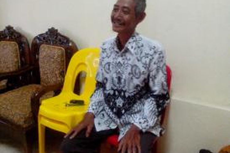 Pak Slamet yang selama 11 tahun terakhir mengabdi sebagai guru honor di SD 002 Semenggarsi Nunukan Kalimantan Utara. Tekatnya mengabdi memebuat Pak Slamet mengabaikan satusnya yang tek beranjak dari guru honor.