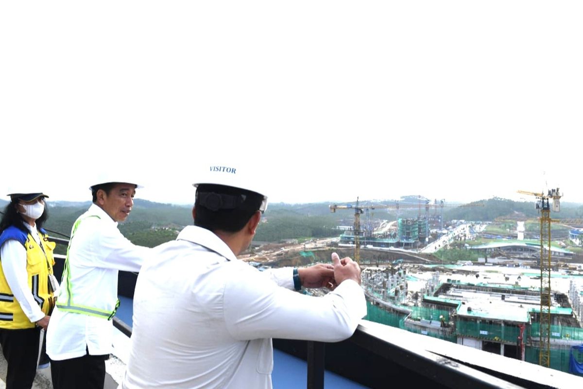 Presiden Joko Widodo saat memantau perkembangan pembangunan IKN dari lokasi pembangunan Istana Kepresidenan di IKN, Kalimantan Timur, Kamis (21/12/2023).