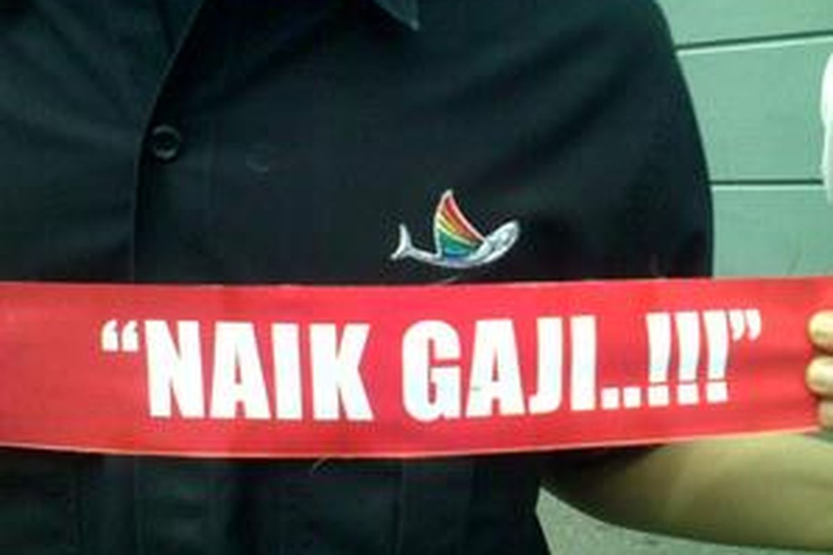 Naik gaji tuntuntan para karyawan Indosiar. Senin (11/1/2010) 