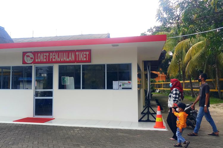 Masyarakat Tanjungpinang mendatangi loket penjualan tiket PT Pelni di Kepulauan Riau (Kepri) pada Kamis (14/4/2022).