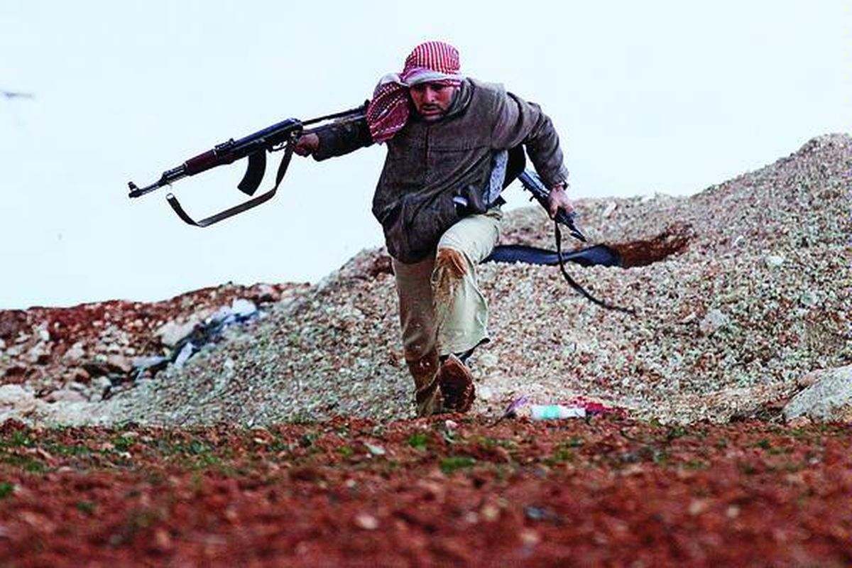 Pejuang anti-Pemerintah Suriah berlari menghindari desingan peluru ketika terjadi kontak senjata dengan pasukan pemerintah di Idlib, Suriah, Rabu (8/2). Pejabat Uni Eropa mengatakan, UE akan menerapkan sanksi lebih keras untuk Suriah, saat Rusia berusaha memecahkan kebuntuan dialog antara wakil presiden dan kelompok oposisi untuk meredakan kekerasan. Aktivis hak asasi manusia mengatakan, sedikitnya 50 orang tewas dalam serangan terakhir pasukan pemerintah ke kota Homs.