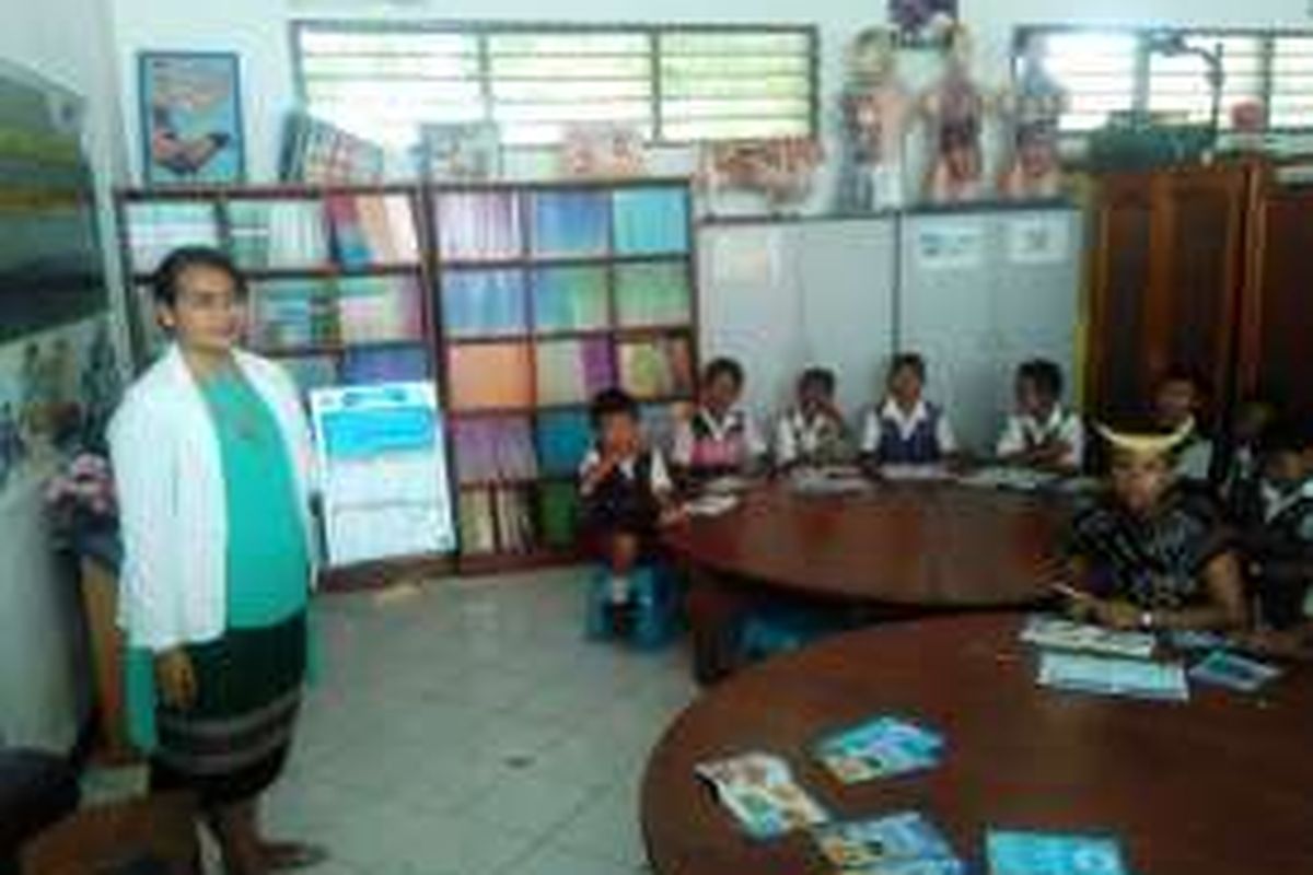 Siswa dan siswi di Sekolah Dasar Inpres Bertingkat Kelapa Lima 1, Kupang, Nusa Tenggara Timur, mendapat edukasi mengenai gizi seimbang, Kamis (8/12/2016).