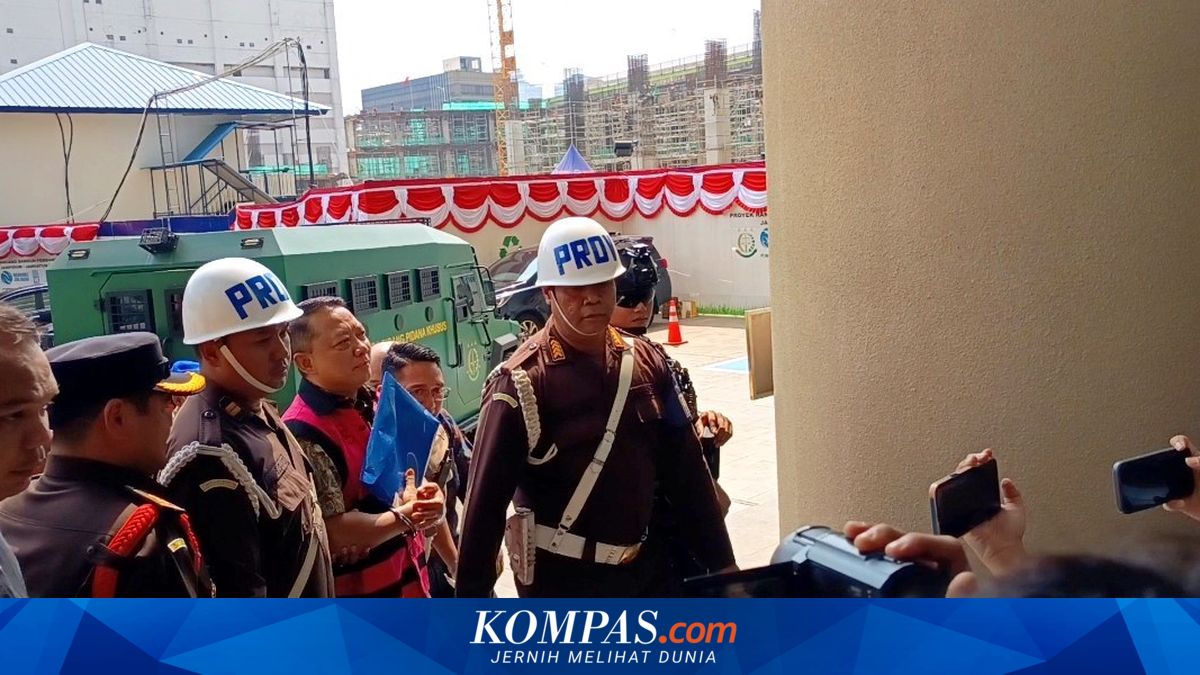 Kenakan Rompi Pink dan Borgol, Febrie Adriansyah Tiba di Kejagung untuk Diperiksa