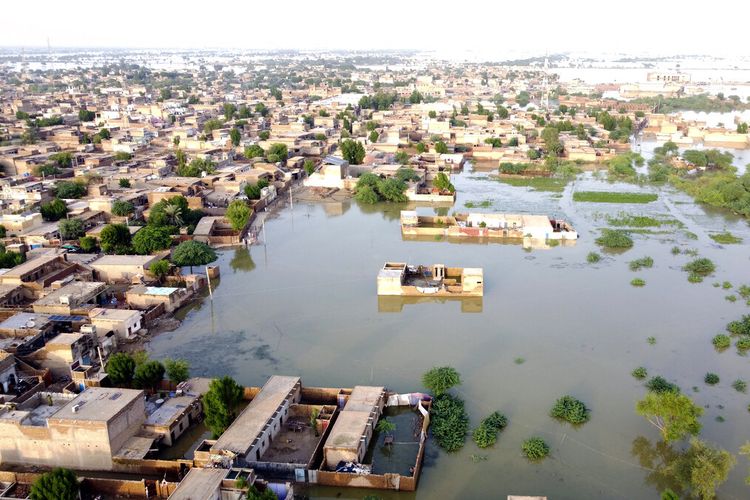 Rumah-rumah dikelilingi oleh air banjir di kota Sohbat Pur di Jaffarabad, sebuah distrik di provinsi Baluchistan barat daya Pakistan, Senin, 29 Agustus 2022. 