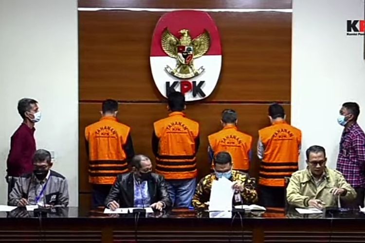 Bidik layar video streaming YouTube KPK penetapan tersangka korupsi penerimaan mahasiswa baru di Universitas Lampung, Minggu (21/8/2022).