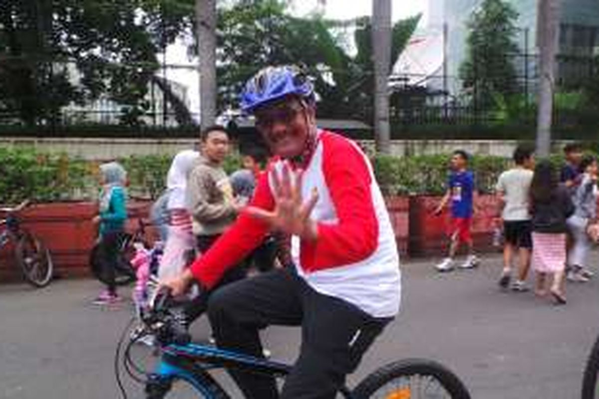 Wakil Gubernur DKI Jakarta Djarot Saiful Hidayat saat bersepeda di Peringatan Hari Peduli Sampah Nasional 2016, di Bundaran HI, Jakarta, Minggu (21/2/2016). 
