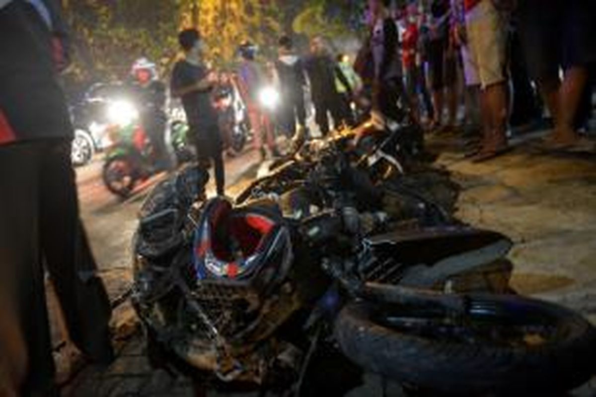 Sejumlah sepeda motor yang hancur akibat kecelakaan beruntun di Jalan Sultan Iskandar Muda, Arteri Pondok Indah, Jakarta Selatan, Selasa (20/1/2015) malam. Kecelakaan yang melibatkan empat motor dan tiga mobil tersebut menewaskan empat orang. KOMPAS/HERU SRI KUMORO