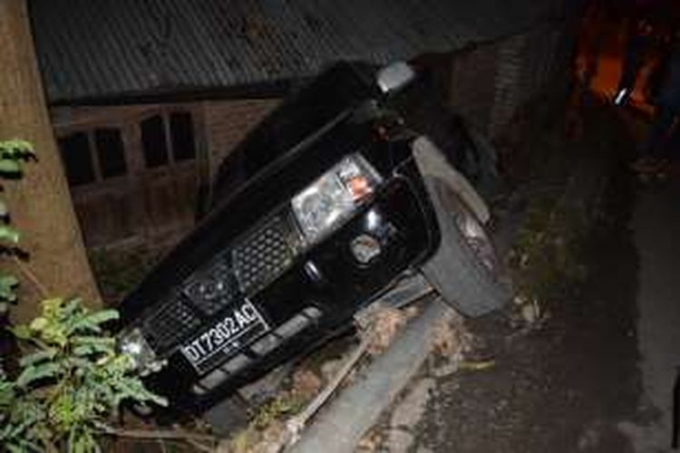 Sebuah mobil nissa terano jatuh menima rumah warga Kelurahan Batulo, Kecamatan Wolio, Kota Baubau Sulawesi Tenggara