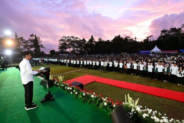 Presiden Joko Widodo memimpin apel Santri dan Pelajar Emas di Wonosobo, Jawa Tengah pada Senin (22/1/2024). 