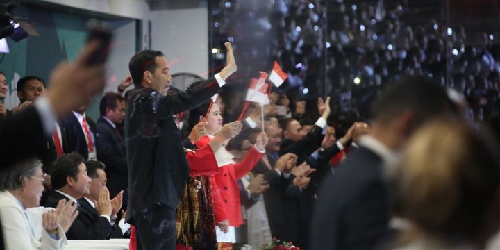 Presiden Jokowi bersama Ibu Negara Irana dan Menteri PMK Puan Maharani (kiri-kanan) menghadiri upacara pembukaan Asian Games 2018, di Gelora Bung Karno, Jakarta, Sabtu (18/8/2018).