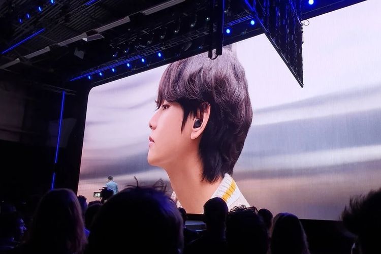 Foto V BTS ditampilkan di sebuah video presentasi ponsel terbaru dari Samsung yang ditampilkan di acara Samsung Galaxy Unpacked 2020 di San Francisco, AS, Selasa (11/2/2020).