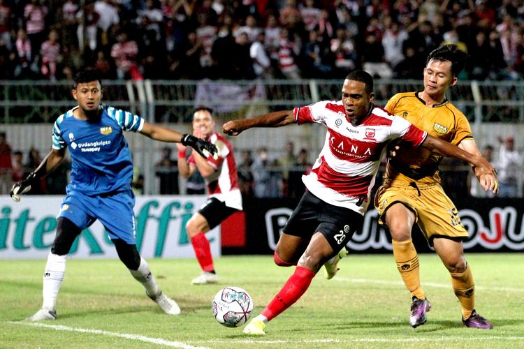 Pemain asing Madura United Pedro Hendrique dijaga ketat pemain Dewa United FC Risna Prahalabenta saat pertandingan pekan 5 Liga 1 2022-2023 yang berakhir dengan skor 2-1 di Stadion Gelora Bangkalan, Jumat (19/8/2022) malam.