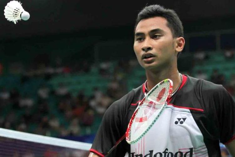 Tunggal putra Indonesia, Tommy Sugiarto, mengembalikan shuttlecock pada pebulu tangkis asal Jerman, Marc Zwiebler pada babak ketiga BWF World Championships atau Kejuaraan Dunia 2013 yang digelar di Tian-He Indoor Gymnasium, Guangzhou, China, Kamis (8/8/2013).