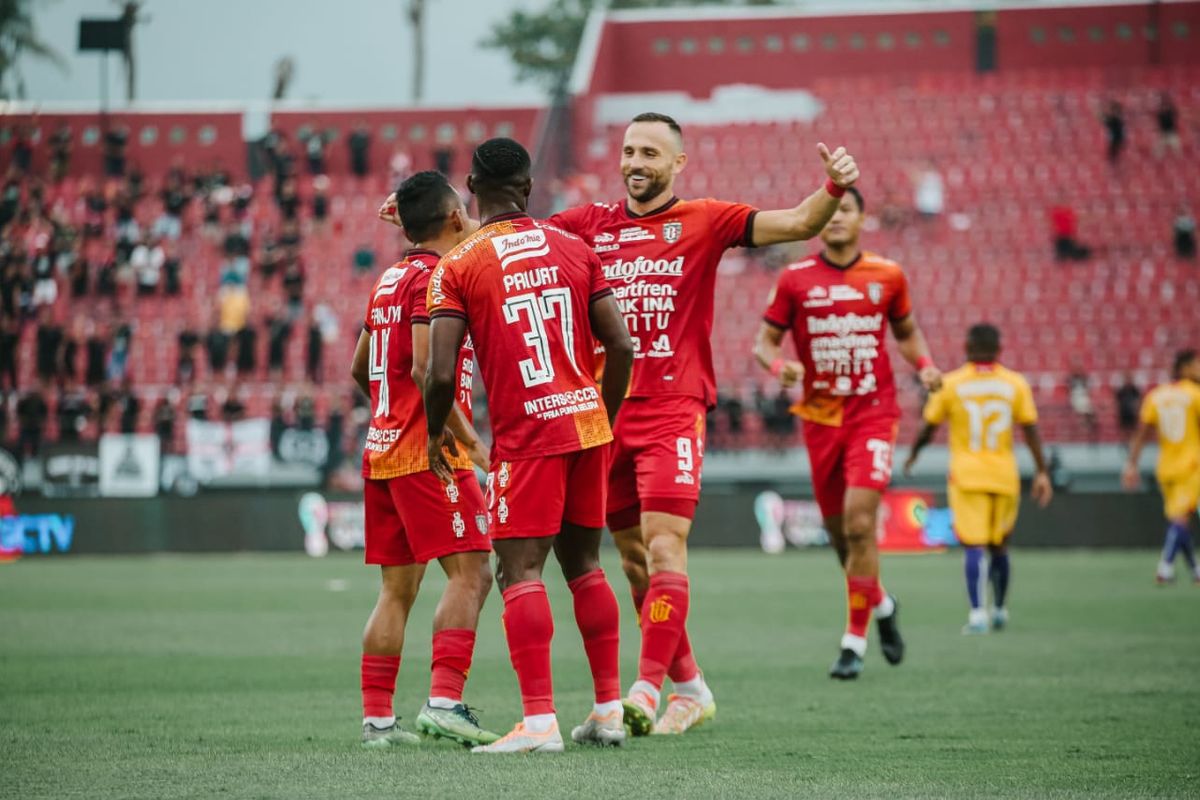 Para pemain Bali United merayakan gol Irfan Jaya pada laga Liga 1 2022-2023 kontra Persik Kediri di Stadion Kapten I Wayan DIpta, Gianyar, Bali, pada Sabtu (27/8/2022).