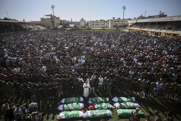 Warga Palestina melakukan shalat jenazah untuk para anggota Brigade Izzeddine Al Qassam, sayap militer Hamas, yang tewas dalam serangan Israel di sebuah terowongan. Shalat jenazah dilakukan di Khan Younis, selatan Jalur Gaza, pada Jumat (21/5/2021).