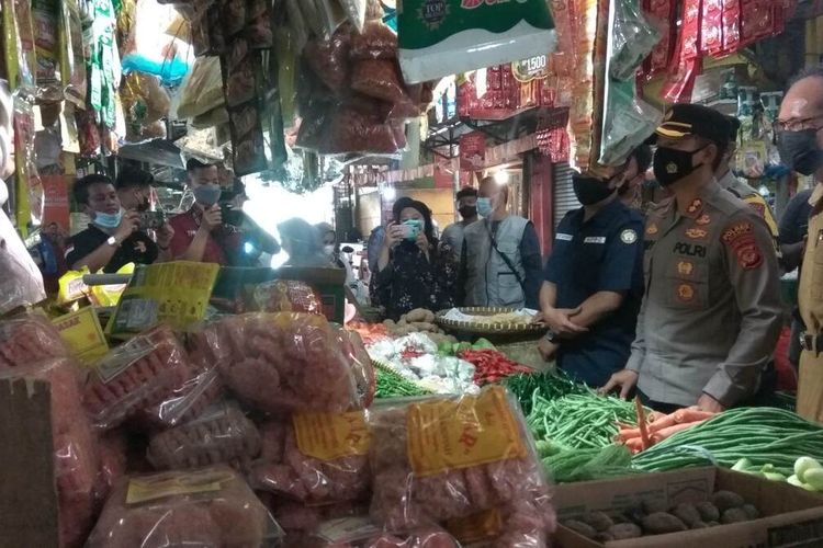 Kapolres Ciamis AKBP Tony Prasetyo berbincang dengan pedagang terkait stok minyak goreng di Pasar Manis Kabupaten Ciamis, Selasa (22/3/2022).