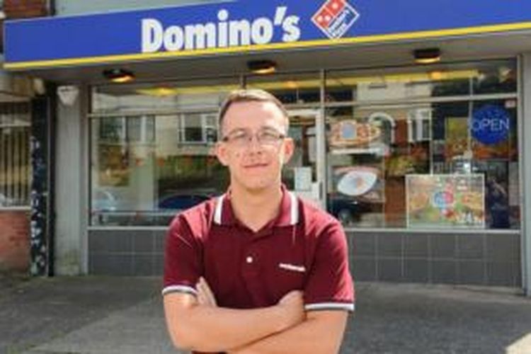 Nathaniel Bowell di depan kios Domino's Pizza di Newport, Inggris.
