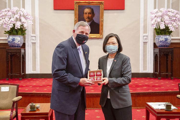 Dalam foto yang dirilis oleh Kantor Kepresidenan Taiwan, Senator Richard Burr, R-N.C., kiri, dan Presiden Taiwan Tsai Ing-wen, kanan, berpose untuk foto saat pertemuan di Kantor Kepresidenan di Taipei, Taiwan, Jumat, 15 April 2022. 