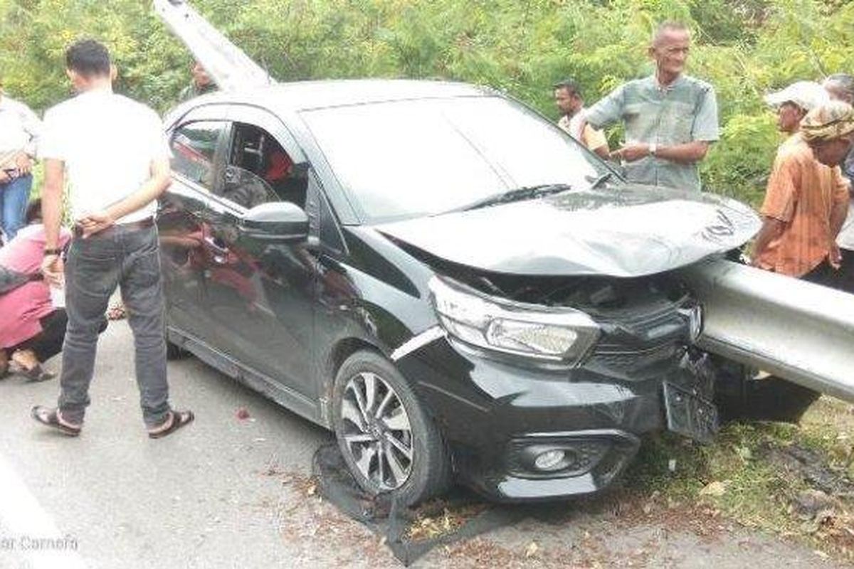 Kecelakaan tunggal terjadi di Jalan Banda Aceh - Meulaboh, tepatnya di Desa Layeun, Kecamatan Leupung, Aceh Besar, Minggu (21/11/2021) sekitar pukul 12.30 WIB.
Mobil Brio dengan pelat nomor BL 1840 C menabrak besi pembatas jalan yang menembus sisi kiri mobil hingga ke belakang.