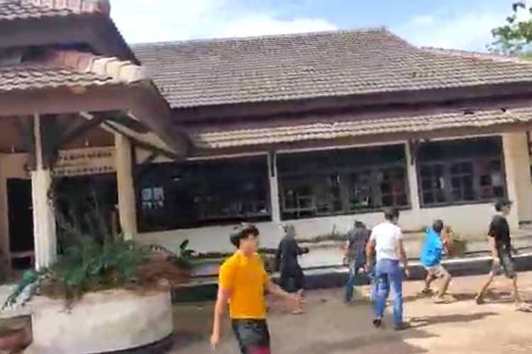 Ratusan massa merusak kantor PT. Pamorganda di Kabupaten Bengkulu Utara, Kamis (14/7/2022).