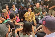 Sambil Lesehan, Anies Baswedan Dengarkan Tuntutan Massa yang Geruduk Balai Kota