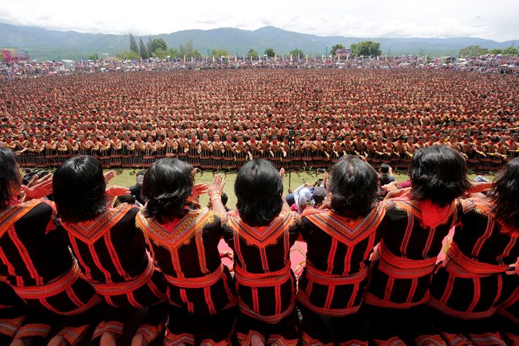 Ribuan penari tampil pada pagelaran tari tradisional Saman massal di Stadion Seribu Bukit, Blang Kejeren, Gayo Lues, Aceh, Minggu (13/8/2017). Pagelaran Tari Saman itu memecahkan rekor dunia dari Museum Rekor Indonesia ( MURI) dengan jumlah penari terbanyak di dunia, yakni 12.262 orang yang berasal dari berbagai komponen masyarakat.