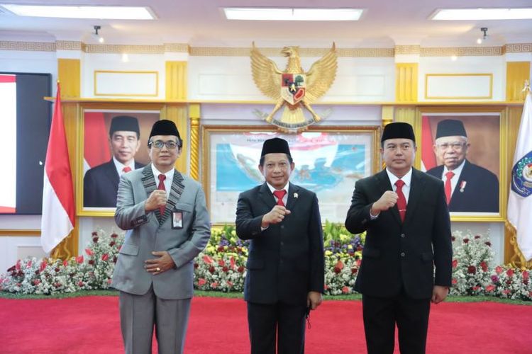 Menteri Dalam Negeri Tito Karnavian melantik Tomsi Tohir Balaw sebagai Irjen Kemendagri. Bersaman dengan itu, Tumpak Haposan Simanjuntak juga dilantik sebagai Staf Ahli Menteri Bidang Aparatur dan Pelayanan Publik.


