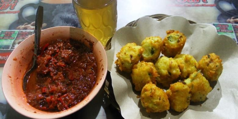 Satu porsi perkedel Bondon, dengan sambalasam pedas khas kedai tersebut.