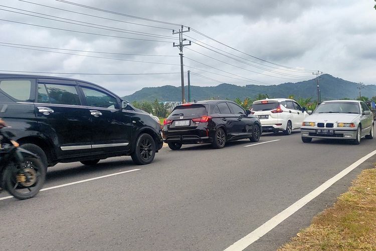 Jalan nasional III di simpang tiga Demen hingga simpang Siluwok padat kendaraan di Kabupaten Kulon Progo, Daerah Istimewa Yogyakarta. Mobil dan motor berjalan pelan saat lewat jalur ini.