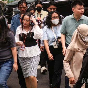 Karyawan menyeberang Jalan Prof Dr Satrio di kawasan Kuningan, Jakarta Selatan, saat jam makan siang, Selasa (27/2/2024). Para karyawan ini adalah potret kelas menengah Indonesia. Kelas menengah dengan gaji terbatas bersiasat untuk mencukupi kebutuhan sehari-hari dan menabung untuk masa depan.