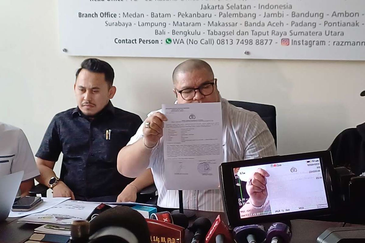 Razman Arif Nasution menunjukkan bukti LP yang dibuatnya terhadap Nikita Mirzani.