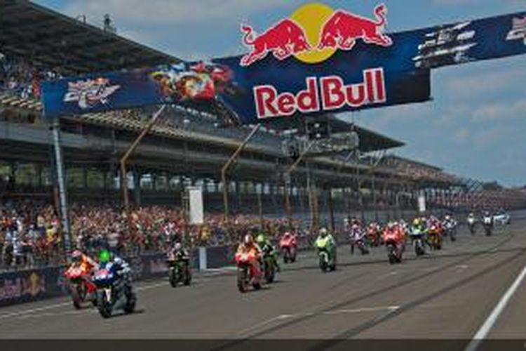 Para pebalap MotoGP melakukan start pada GP Indianapolis di Sirkuit Indianapolis Motor Speedway, Minggu (18/8/2014).