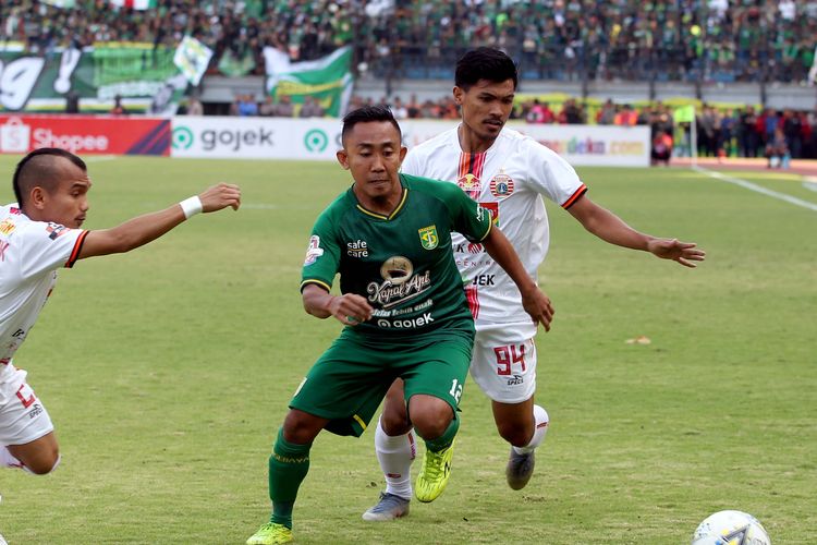 Pemain Persebaya Surabaya Rendi Irwan (tengah) sedang mengejar bola pada Pekan 16 Liga 1 2019 melawan Persija Jakrta yang berakhir dengan skor 1-1 di Stadion Gelora Bung Tomo Surabaya, Jawa Timur, Sabtu (24/08/2019) sore.