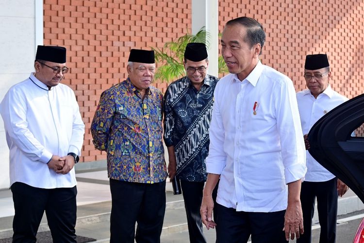 Presiden Joko Widodo bersama sejumlah menteri saat akan bertolak menuju Provinsi Jawa Tengah untuk melayat meninggalnya istri Habib Luthfi bin Yahya pada Rabu (29/5/2024).