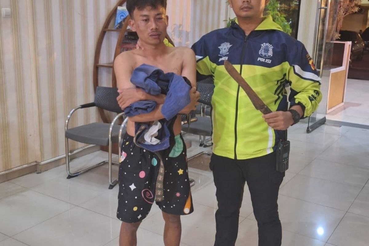 Ipda Subandi mengamankan satu dari tiga orang pelaku begal dengan kekerasan di Kota Bogor, Jawa Barat, Minggu (14/1/2024).