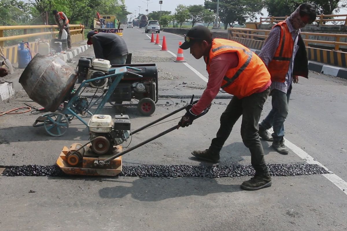 Sejumlah pekerja sedang memperbaiki kondisi sambungan jembatan di Desa Susukan, Kecamatan Susukan, Kabupaten Cirebon, Senin (13/5/2019). Mereka mengerjakan expansion joint pada sebanyak 23 jembatan sepanjang Pamanukan Subang ? Palimanan Cirebon. 