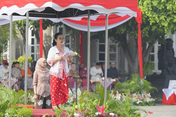Wali Kota (Walkot) Semarang Agustina Wilujeng saat memimpin upacara peringatan Hari Ulang Tahun (HUT) ke-478 Kota Semarang di halaman Balai Kota, Jumat (2/5/2025).