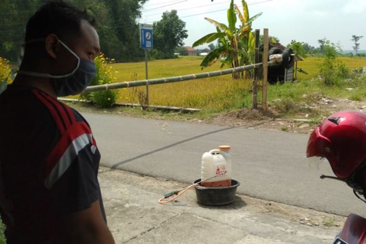 Antisipasi covid 19, warga Desa Terung Kabupaten Magetan pasang portal dan menyemprot pengendara mobil maupun motor dengan disinfektan.