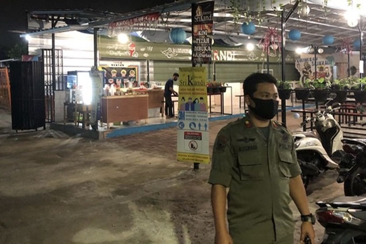 Satpol PP Jagakarsa melakukan pengawasan PSBB di sebuah pusat kuliner di Jalan Durian Raya, Jagakarsa, Jakarta pada Rabu (16/9/2020) malam. Pusat kuliner itu sempat terpergok aparat gabungan dalam operasi Yustisia pada Sabtu (26/9/2020).