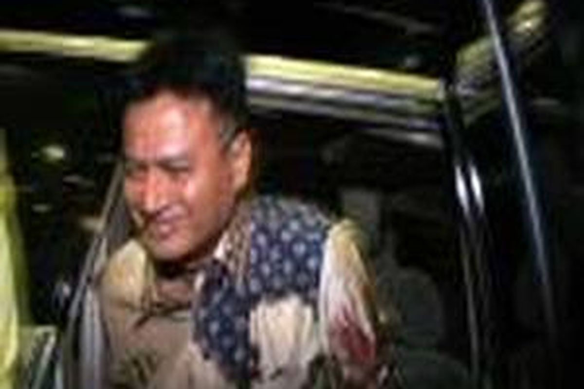 Anngota Komisi Pengawas Persaingan Usaha (KPPU) M Iqbal, saat ditangkap penyidik Komisi Pemberantasan Korupsi (KPK) Jakarta, Selasa (16/9) malam. Dia diduga tertangkap tangan telah menerima suap dari Presiden Direktur PT First Media Tbk, Billy Sundoro di Hotel Aryaduta. 