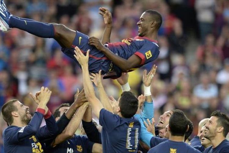 Bek Barcelona, Eric Abidal, mendapatkan penghormatan dari rekan-rekannya seusai pertandingan Malaga. Laga ini merupakan pertandingan terakhir bagi Abidal. Pemain asal Perancis tersebut telah memutuskan hengkang dari Camp Nou pada akhir musim ini. 