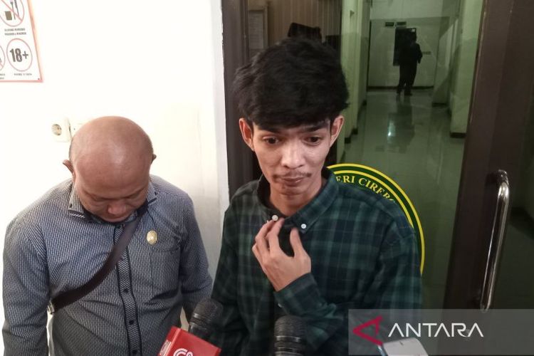 Saksi fakta dalam sidang PK Saka Tatal atas kasus Vina dan Eky (2016), yakni Liga Akbar (kanan) saat memberikan keterangan di PN Cirebon, Jawa Barat, Selasa (30/7/2024). 