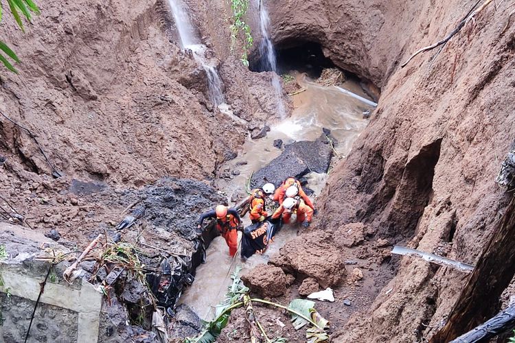 Tim SAR gabungan saat berusaha mengevakuasi para korban yang terjebak di dalam mobil yang terperosok akibat Jalan Raya Gunaksa, Kelurahan Cempaga, Kecamata Bangli, Kabupaten Bangli, Bali, ambles, pada Sabtu (8/10/2022)./ Dok. Basarnas Bali