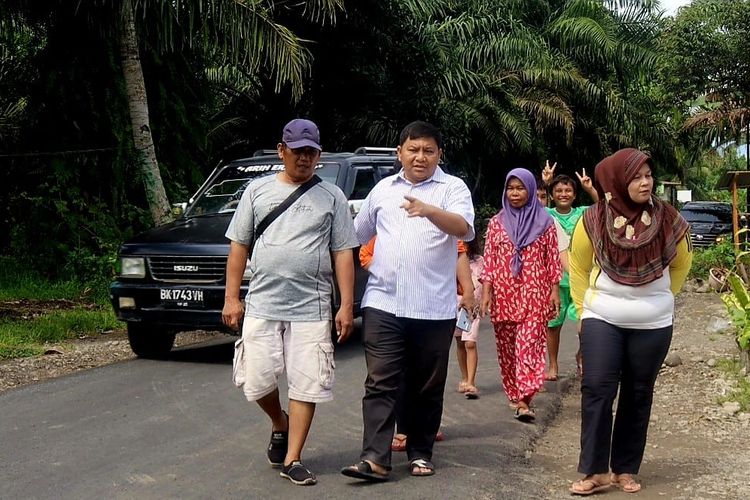 Camat Medantuntungan Harry Indrawan Tarigan meninjau Jalan Petunia di Kelurahan Namogajah yang baru di aspal, Kamis (2/6/2022) 
