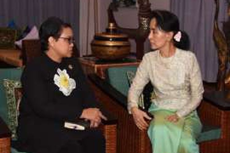 Menteri Luar Negeri RI, Retno Marsudi, bertemu dengan State Counsellor Myanmar, Daw Aung San Suu Kyi, untuk membicarakan situasi di negara bagian Rakhine, di Naypyidaw, ibu kota Myanmar, Selasa (6/12/2016) malam.