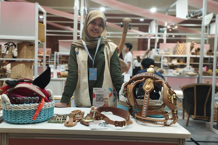 Anis Kurniawati, pemilik jenama Pelana Kuda Jogja hadir sebagai peserta pameran UMKM EXPO(RT) BRILIANPRENEUR 2023 yang berlangsung sejak 7-10 Desember 2023 di Jakarta Convention Center. Jumat (8/12/2023).