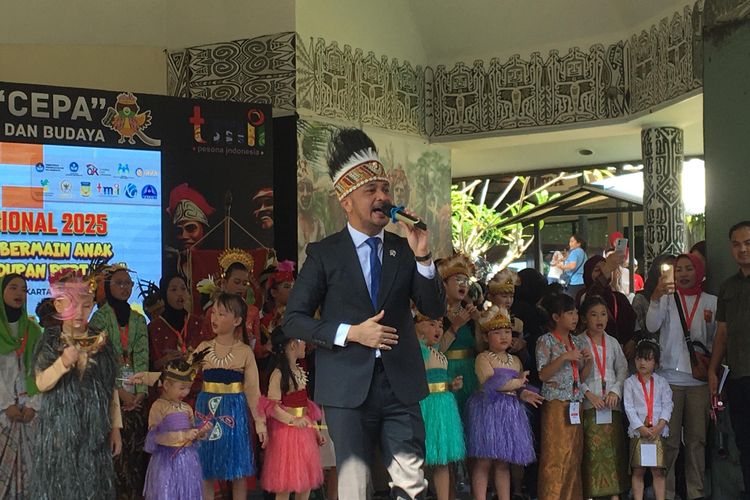Wakil Menteri Kebudayaan RI, Giring Ganesha, hadir dalam acara Hari Anak Nasional 2025, yang diselenggarakan oleh Kowani, di Anjungan Papua Taman Mini Indonesia Indah, pada Rabu (23/7/2025). 