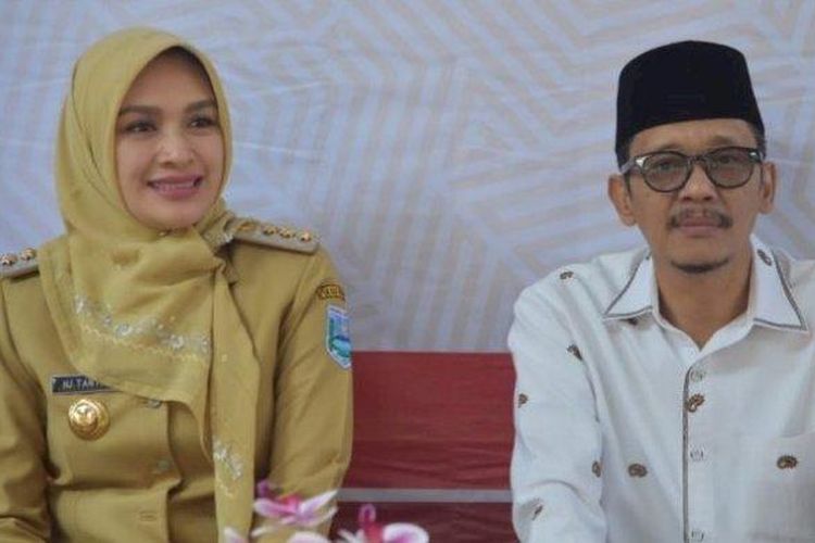 Bupati Probolinggo Provinsi Jawa Timur, Puput Tantriana Sari dan suaminya, Hasan Aminuddin. 

