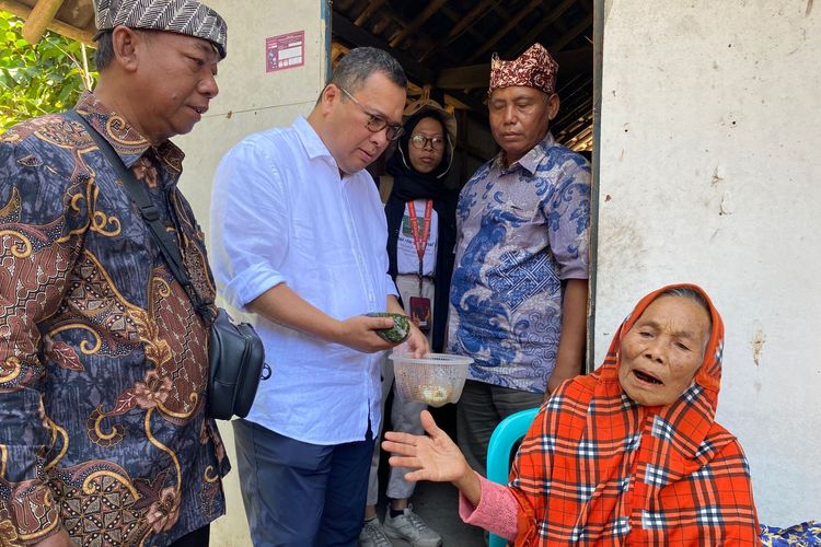 Arif Budimanta mendatangi salah satu lansia miskin penerima program Rantang Kasih di Banyuwangi